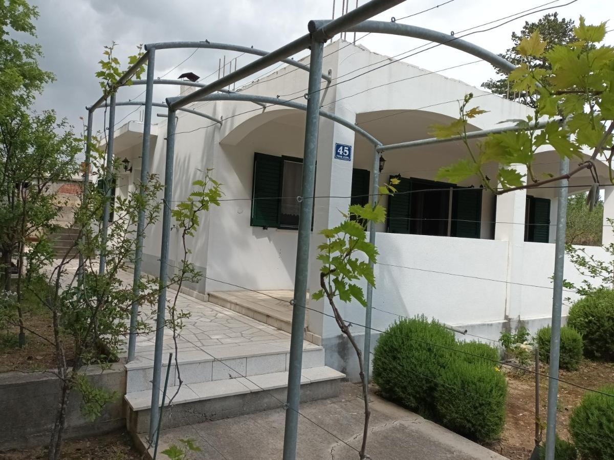 Villa Kuca Za Odmor Maka à Kučiće Extérieur photo